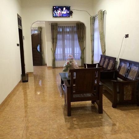 Shakila Guest House Malang Zewnętrze zdjęcie