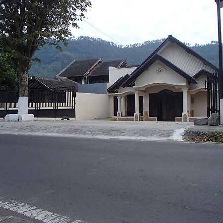 Shakila Guest House Malang Zewnętrze zdjęcie