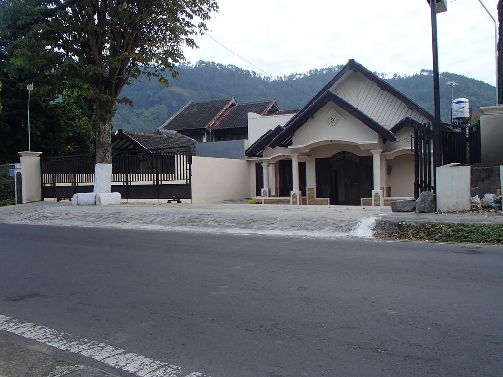Shakila Guest House Malang Zewnętrze zdjęcie