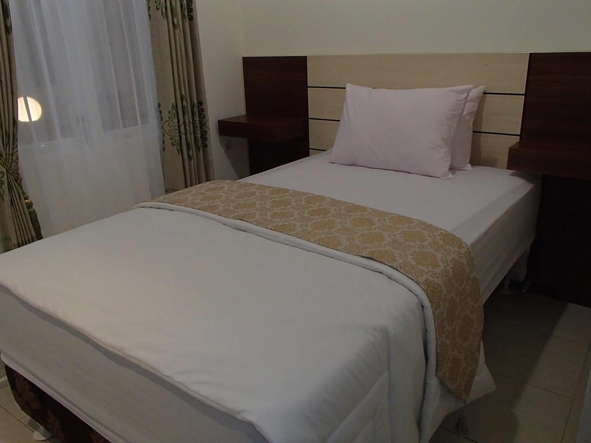 Shakila Guest House Malang Zewnętrze zdjęcie