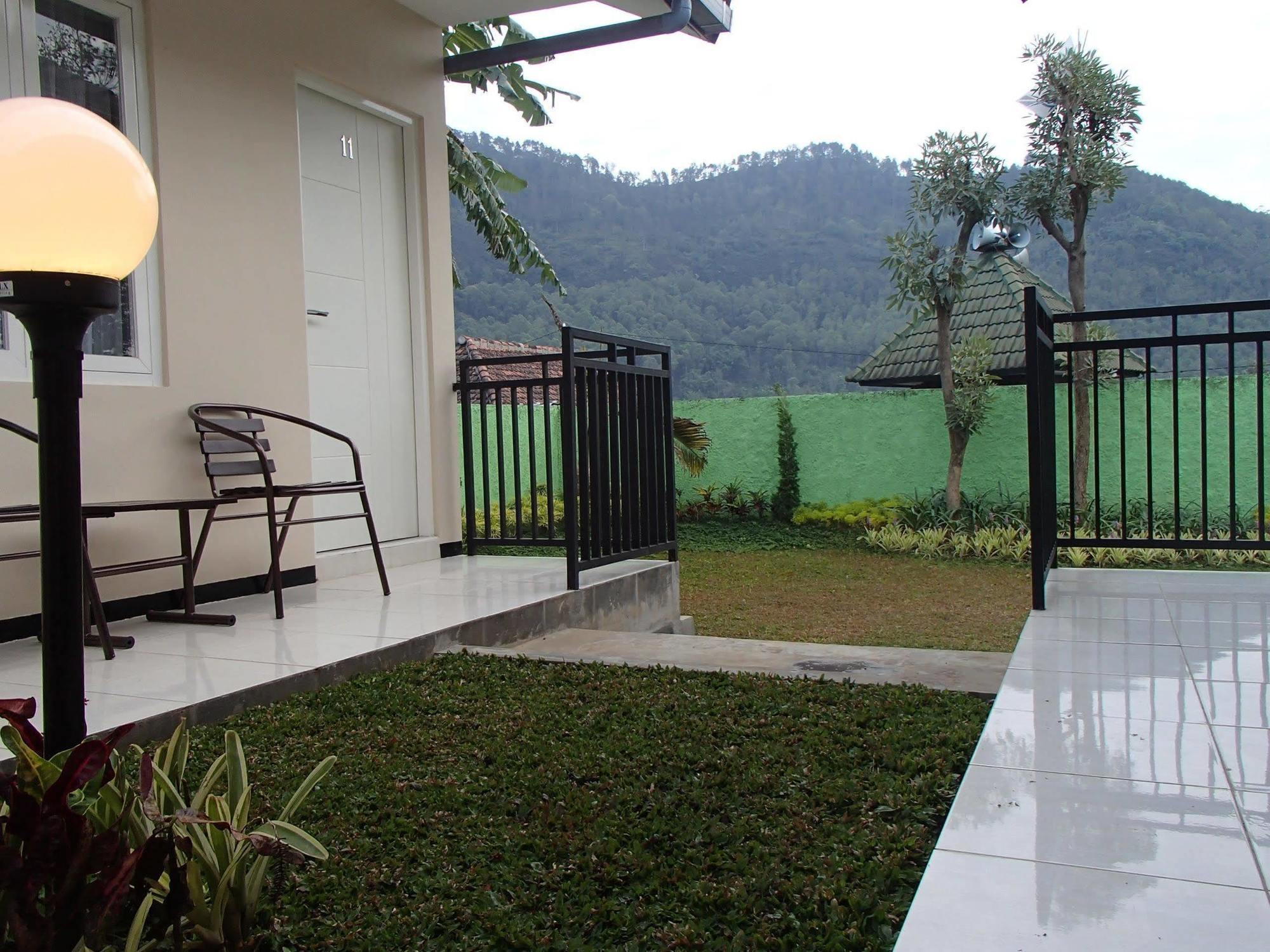 Shakila Guest House Malang Zewnętrze zdjęcie